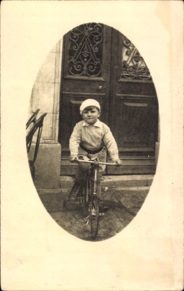 Ak Foto Ak Junge fährt Rad, Fahrrad