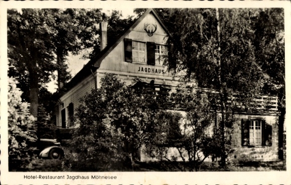 Ak Möhnesee in Westfalen, Hotel-Restaurant Jagdhaus, eine Ansicht des Gebäudes, umgeben von Bäume