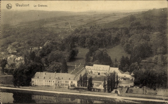 Ak Waulsort Ardennes, Luftaufnahme vom Schloss  umliegende Natur,  Architektur