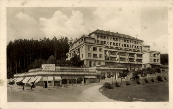 Ak Luhačovice Bad Luhatschowitz Region Zlin, Hotelansicht mit mehreren Personen davor