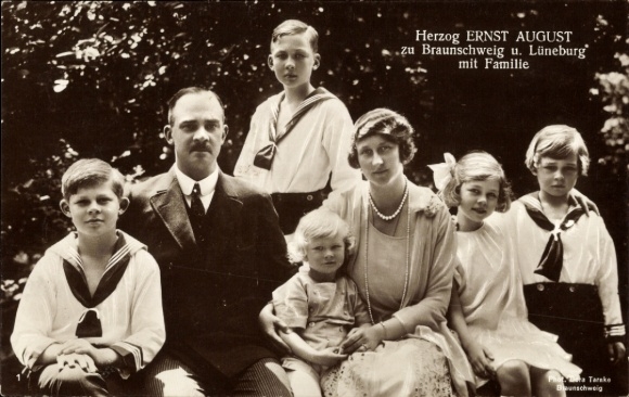 Postcard Duke Ernst August of Brunswick with family, Victoria Luise, children