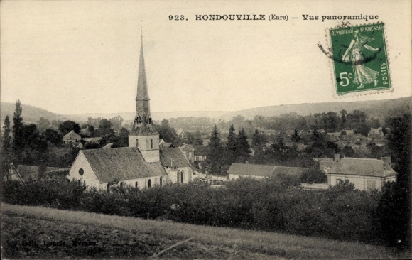 Ak Hondouville Eure, Blick auf Kirche mit spitzem Turm, ländliche Umgebung, Poststempel