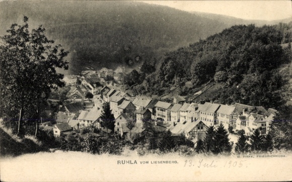 Ak Ruhla in Thüringen, Landschaftsaufnahme,  Häuser, Wald im Hintergrund,  von 1905