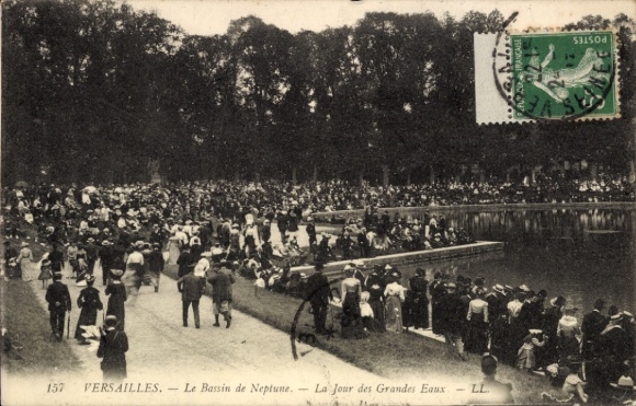 Ak Versailles Yvelines, Viel Volk am Bassin de Neptune,  Tag der großen Wasser