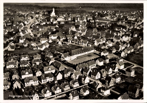 Ak Trossingen auf der Baar, Luftaufnahme von  viele Häuser, Kirchturm sichtbar
