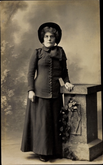 Photo Postcard England, portrait of a woman, Salvation Army, Salvation Army