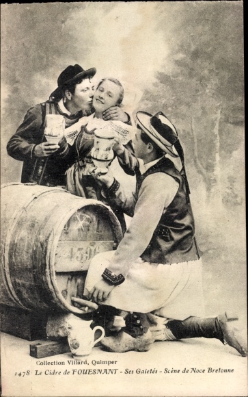 Postcard Fouesnant Finistère, woman with two men in a cider barrel