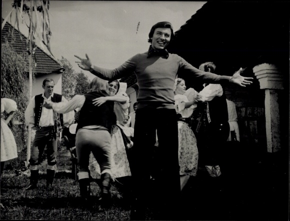 Foto Sänger Karel Gott, Musik und Tanz durch Böhmen und Mähren, Fest auf einem Bauernhof, Trachten