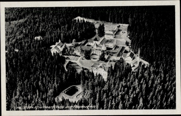 Postcard Albertsberg Auerbach im Vogtland, aerial photograph, buildings of the settlement, forest landscape, Auf