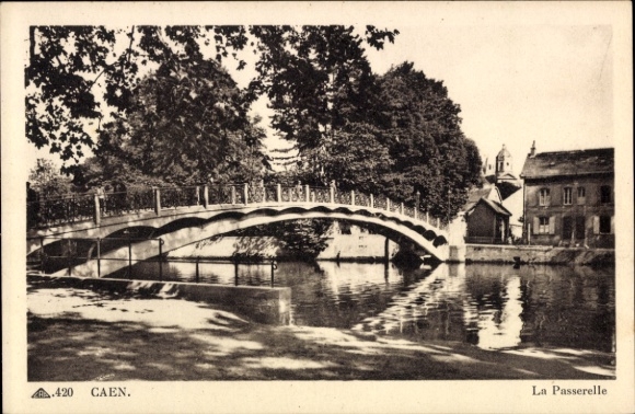 Ak Caen Calvados, Brücke La Passerelle, ruhige Gewässer, Bäume,  Architektur
