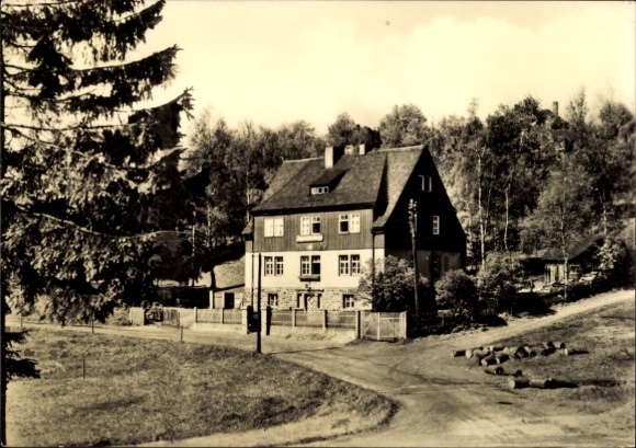 Ak Jöhstadt im Erzgebirge Sachsen, Haus im Erzgebirge, umgeben von Bäumen und einem Weg