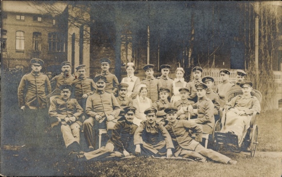 Foto Ak Deutsche Soldaten in Uniform, Lazarett, Gruppenbild