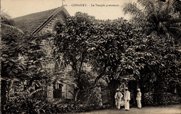 Ak Conakry Guinea, protestant La Temple, drie personen, tropische vegetatie