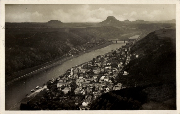 Ak Bad Schandau Sächsische Schweiz, Luftbild von  Lilienstein im Hintergrund, ruhige Flusslandsch