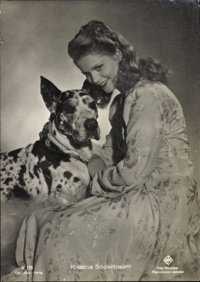 Postcard actress Kristina Söderbaum, portrait with mastiff