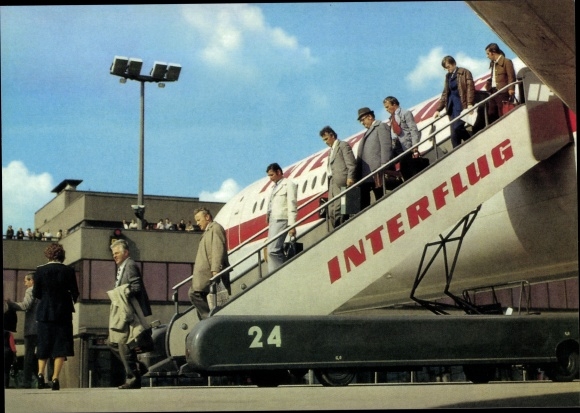 KP Schönefeld pod Berlinem, pasażerowie wysiadają z samolotu NRD Interflug