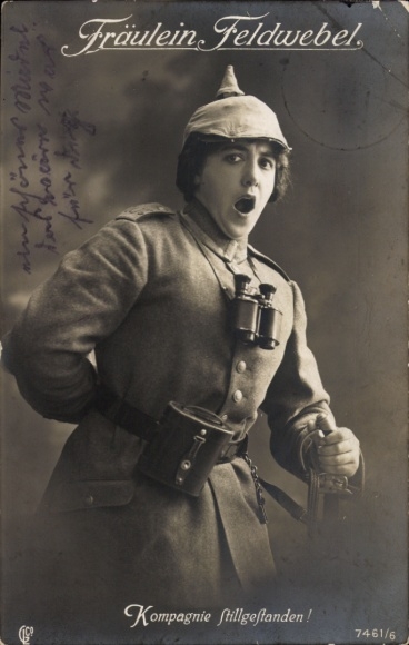 Ak Fräulein Feldwebel, Kompagnie stillgehalten, Frau in Uniform