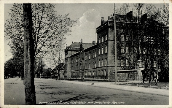 Postcard Gussew Gumbinnen East Prussia, Friedrichstraße with Infantry Barracks