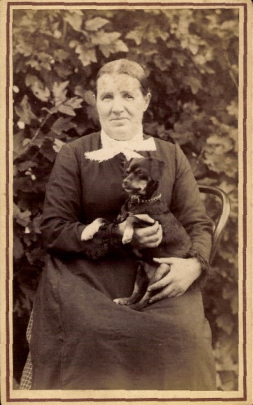 Kabinett Foto Weingarten in Württemberg, Portrait einer Frau mit Hund, Viktoria Pfau