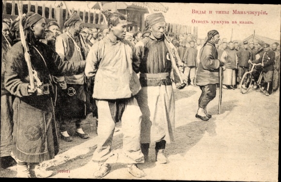 Postcard Harbin Charbin China, Manchuria, armed men, prisoner