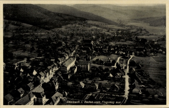 Ak Seelbach im Schwarzwald Baden, Luftaufnahme von Seelbach, Landschaft, Gebäude