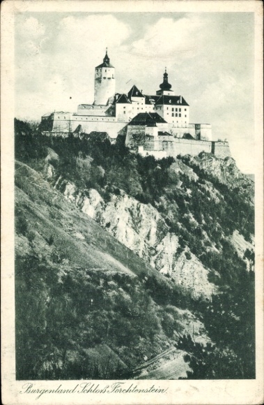 Ak Forchtenstein Burgenland Österreich, Schloss Forchtenstein, Burg, Berglandschaft