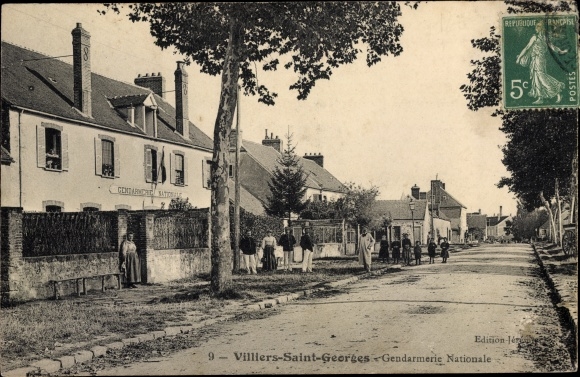 Ak Villiers-Saint-Georges Seine et Marne, la Gendarmerie Nationale, gezicht, gendarmes