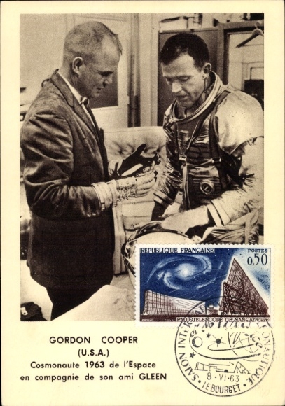 Postcard Gordon Cooper, space cosmonaut 1963 with his friend Gleen
