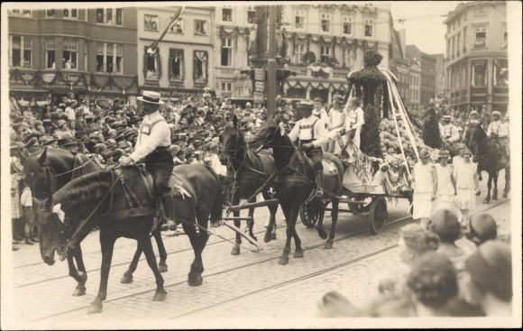 Foto Ak Karneval, Festzug, Pferde, Kutsche