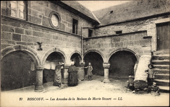 Postcard Roscoff Finistère, house of Marie Stuart, arcades, architecture, children in the picture