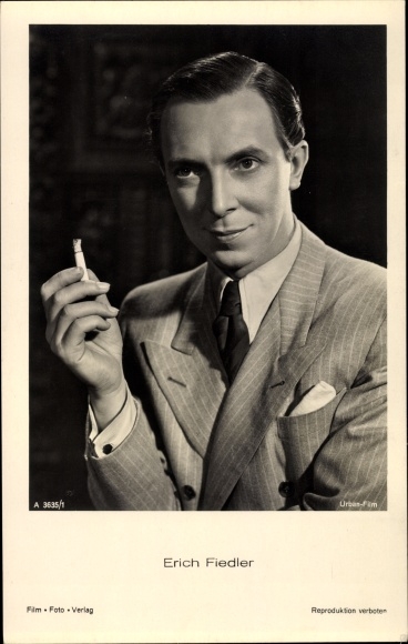 Postcard Actor Erich Fiedler, portrait, smoking cigarette