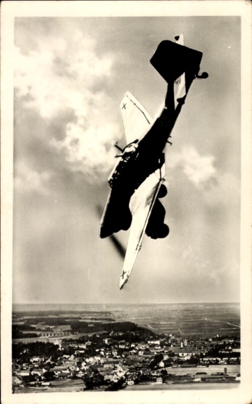 Ak Junkers Ju 87 Sturzkampfflugzeug der Deutschen Luftwaffe im Sturzangriff, II. WK