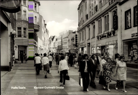 Postcard Halle an der Saale, street scene, passers-by, shops, Klement-Gottwald-Straße