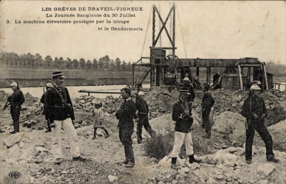 Postcard Draveil Essonne, hoist protected by gendarmerie