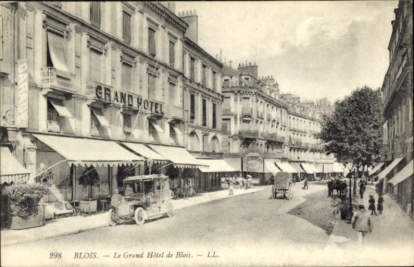 Postcard Blois Loir et Cher, Grand Hotel, street with buildings, cars, trees
