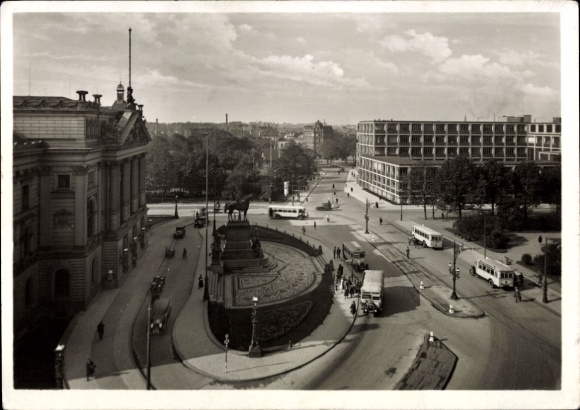 Postcard Hamburg Altona, Town Hall, Monument to Kaiser Wilhelm I, Youth Center, buses