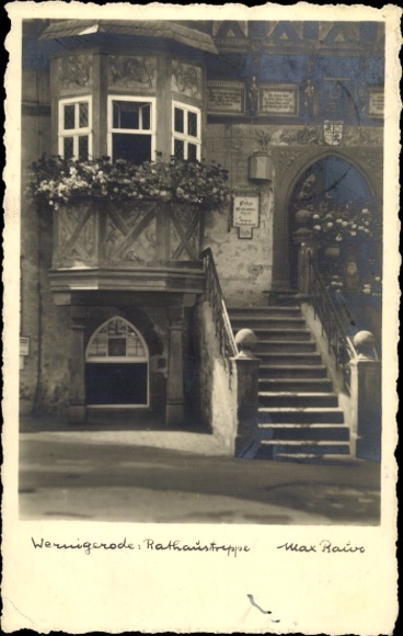 Ak Wernigerode im Harz, Rathausstreppe,  Architektur, Blumenschmuck