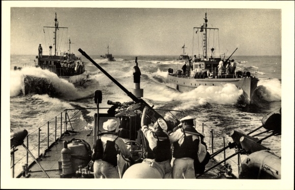 Postcard German warships, Räumboote, Kriegsmarine, sailors at the rear gun