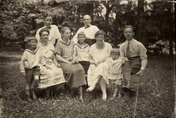 Photo family portrait, group photo in the garden, July 4, 1926
