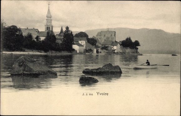 Ak Yvoire Haute Savoie, Seeansicht,  Kirche, Felsen, Ruderboot