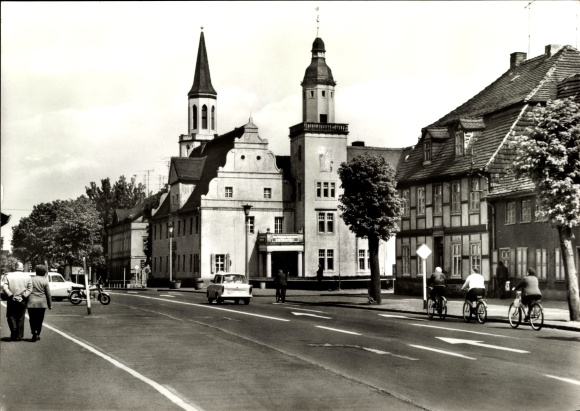 Ak Coswig in Anhalt, straatdeel met zicht op het gemeentehuis