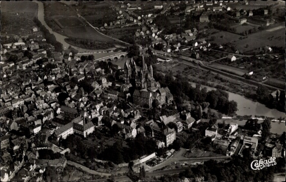 Ak Limburg an der Lahn, Luftaufnahme von Limburg, Dom, hübsche Landschaft, alte Gebäude