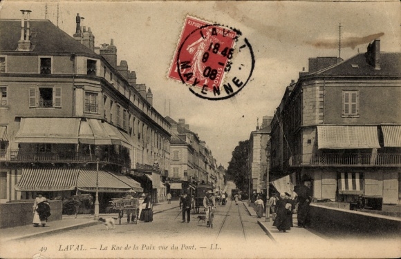 Ak Laval Mayenne,  La Rue de la Paix,  Straße, Menschen auf der Straße