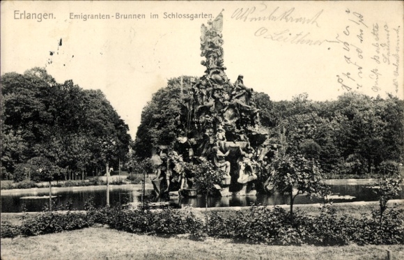 Ak Erlangen in Mittelfranken Bayern, Emigranten-Brunnen, Schlossgarten, Brunnenanlage mit Skulptu