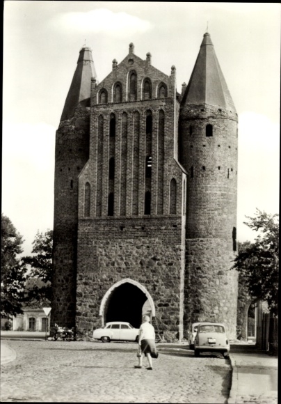 Postcard Friedland in Mecklenburg, Anklamer Gate, cars