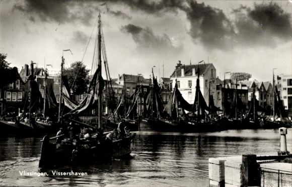 KP Vlissingen Zeeland Holandia, Vissershaven, łodzie na wodzie, widok na port