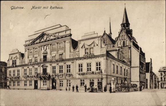 Postcard Güstrow in Mecklenburg, market with town hall