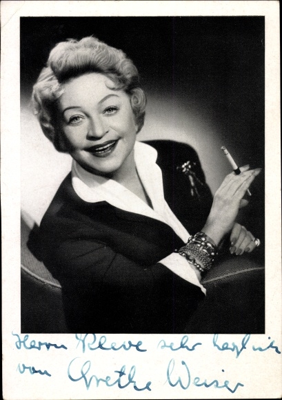 Postcard actress Grethe Weiser, portrait with cigarette, autograph