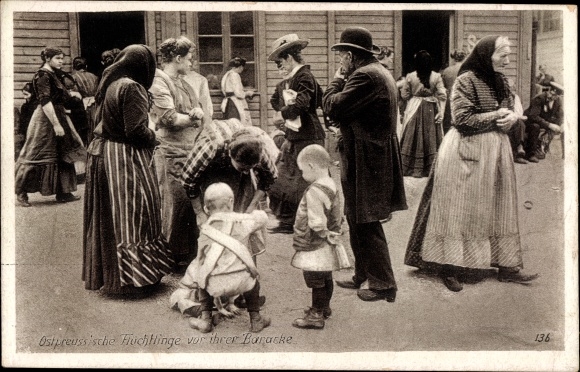 Postcard Ostpreußen, East Prussian refugees in front of their barracks, I WK, Ostpreußenhilfe