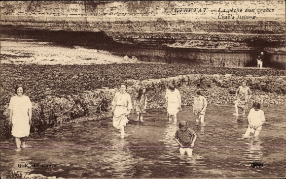 Ak Étretat Seine Maritime, Frauen im Wasser, Krabbenfischen, Steilwand im Hintergrund